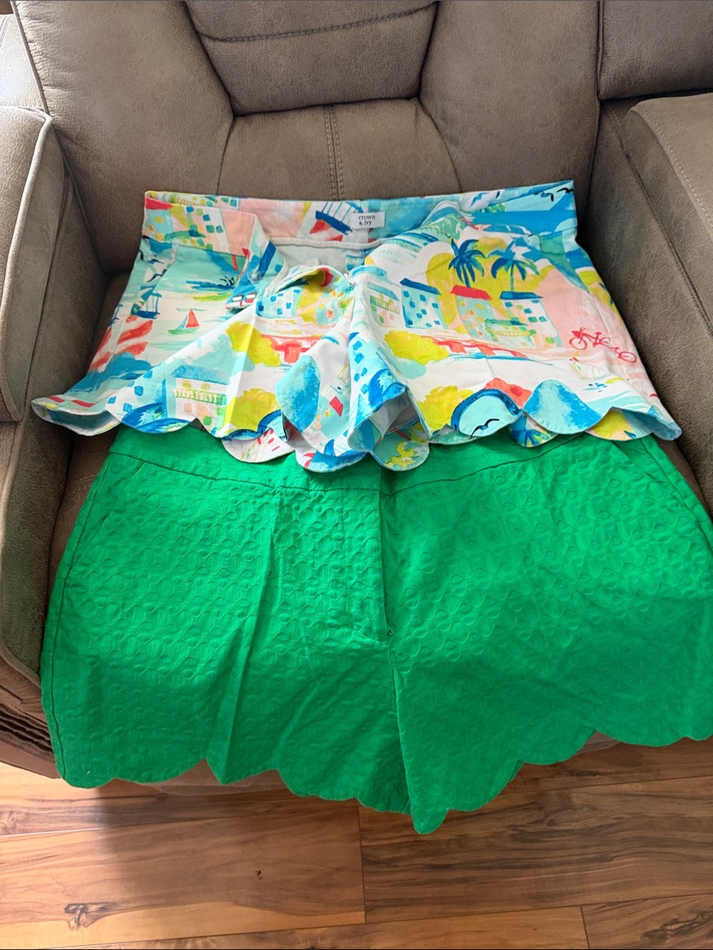 crown & ivy Green Scalloped-Hem Skort with Multi-Color Tropical Waistband